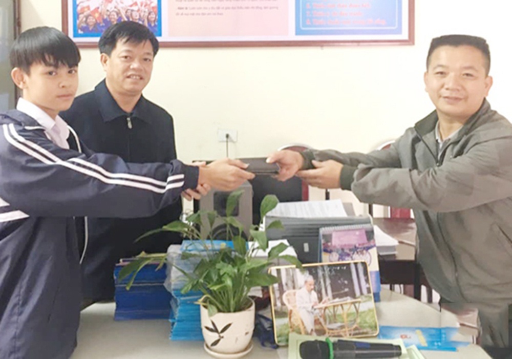 Nam sinh nhat duoc vi, bao truong tra lai nguoi danh roi hinh anh