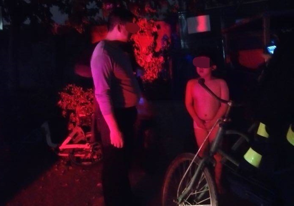 Cha phạt con mặc đồ lót đứng trong đêm lạnh ảnh 1 Cha phat con mac do lot dung trong dem lanh anh 1