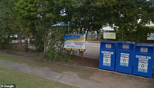 Be trai 5 tuoi bi bo quen trong xe dua don anh 1