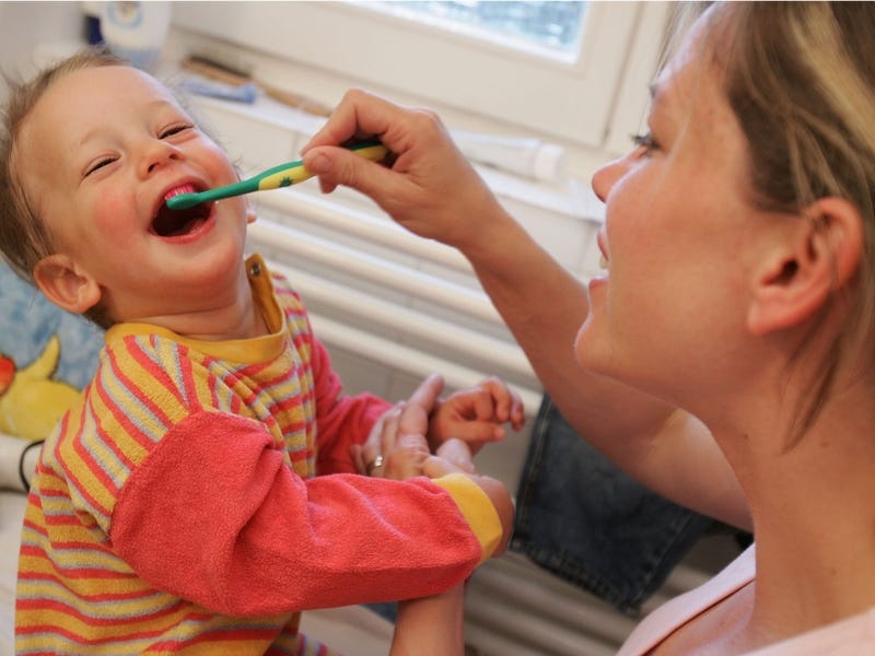 hanh vi cua cha me dinh hinh tinh cach tre anh 9