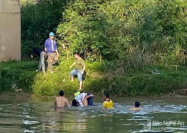 thay giao Nghe An nhay xuong song cuu nu sinh lop 10 tu tu anh 2