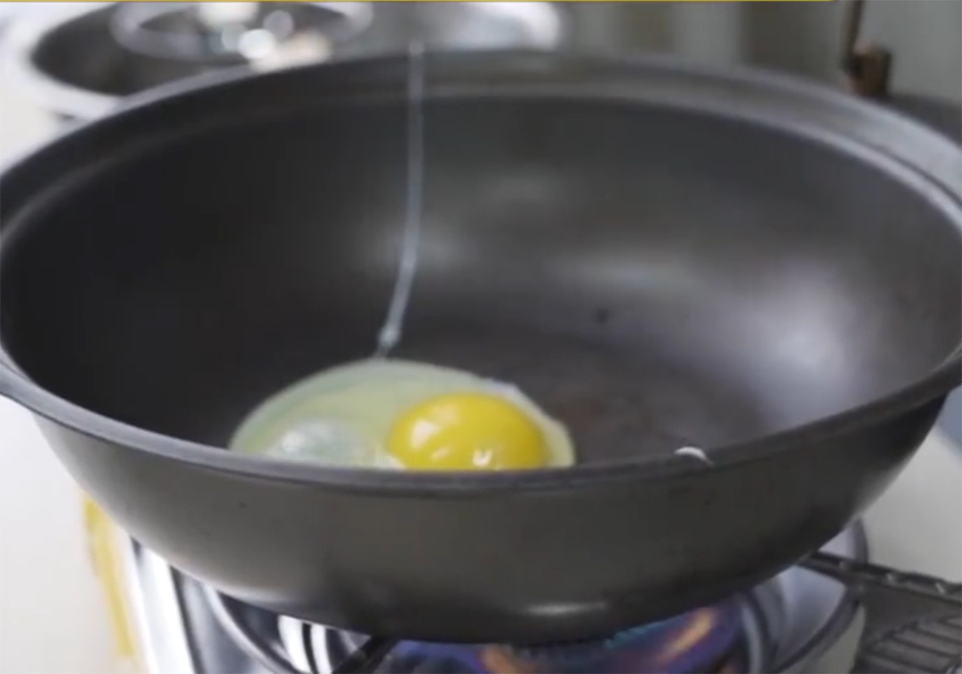 Giao vien Vat ly ran trung trong lop hoc hinh anh