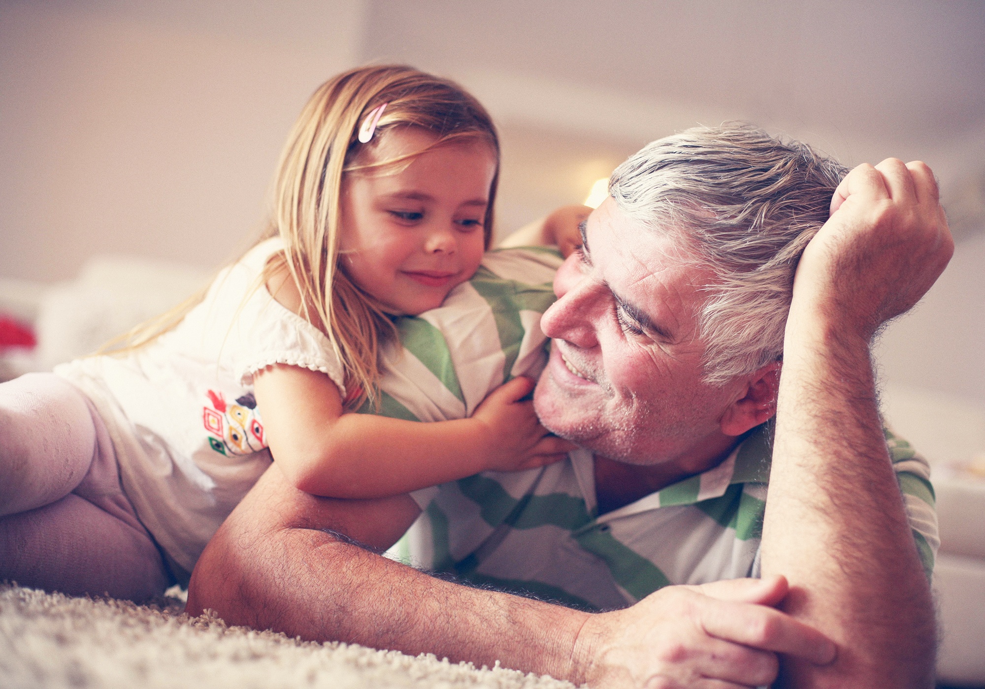 Nhung dieu ong ba khong nen lam de tranh anh huong xau toi tre hinh anh