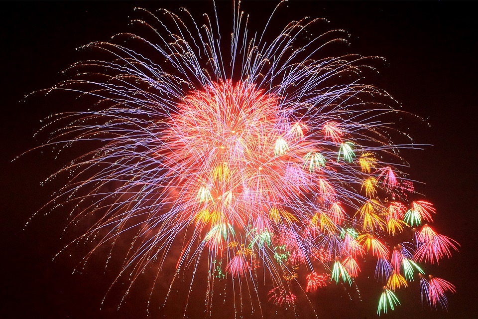 Phao hoa duoc che tao nhu the nao? hinh anh