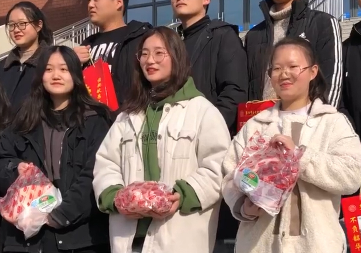 Truong tang 5,5 tan thit lon cho hoc sinh gioi dip Tet hinh anh