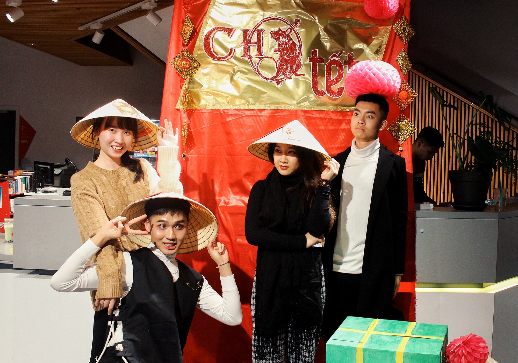 Du hoc sinh Viet tai Anh quay quan don Tet anh 2