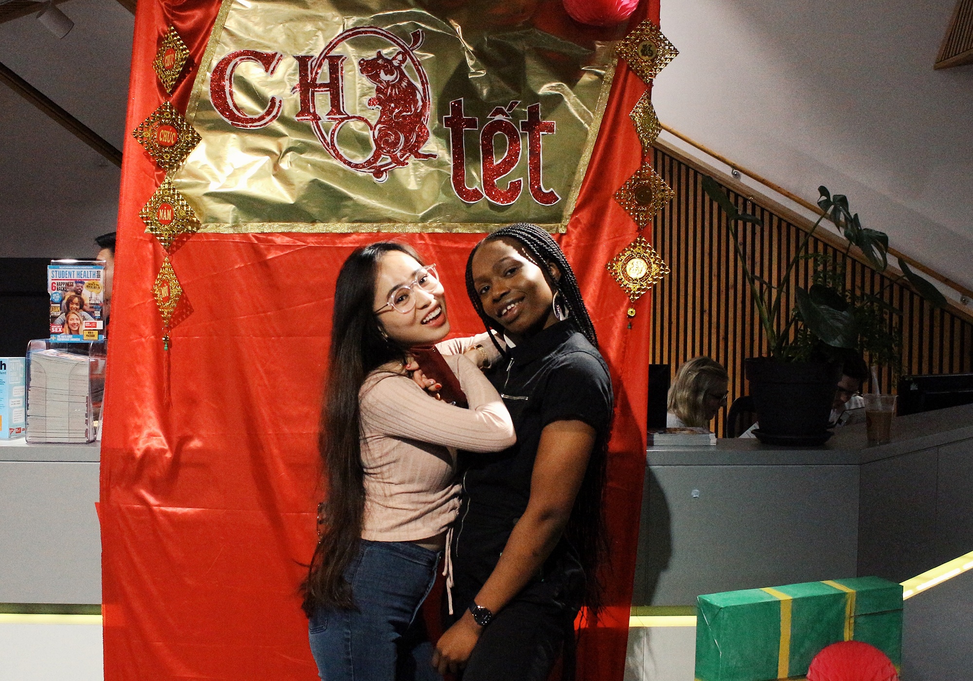 Du hoc sinh Viet tai Anh quay quan don Tet anh 6