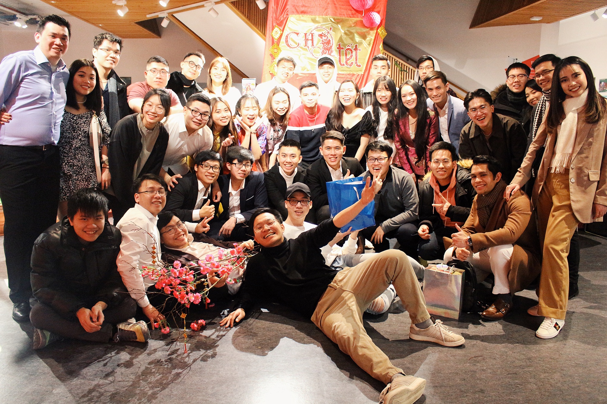 Du hoc sinh Viet tai Anh quay quan don Tet anh 8