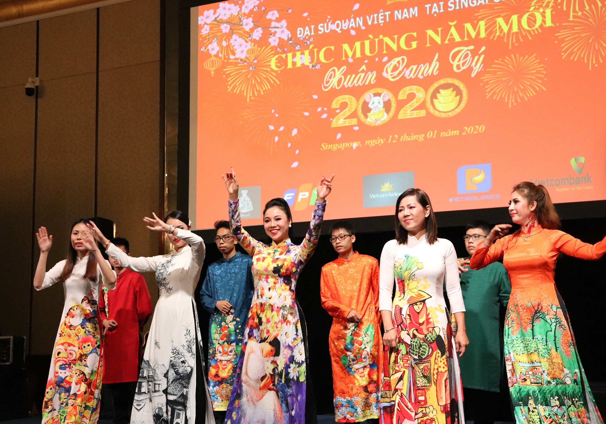 Sinh vien Viet Nam don Tet anh 1