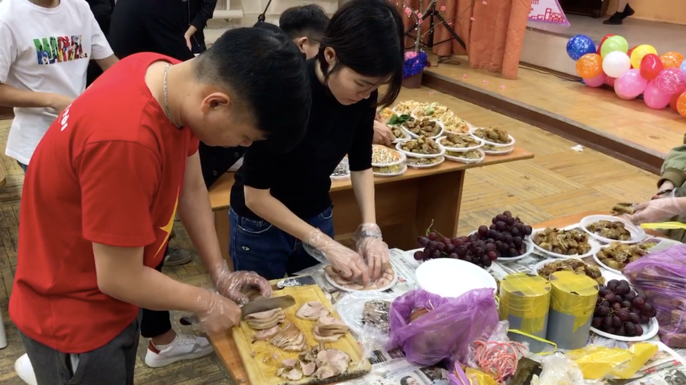 Sinh viên Việt Nam ở Nga gói bánh chưng đón Tết  ảnh 3 Sinh vien Viet Nam o Nga goi banh chung don Tet anh 3