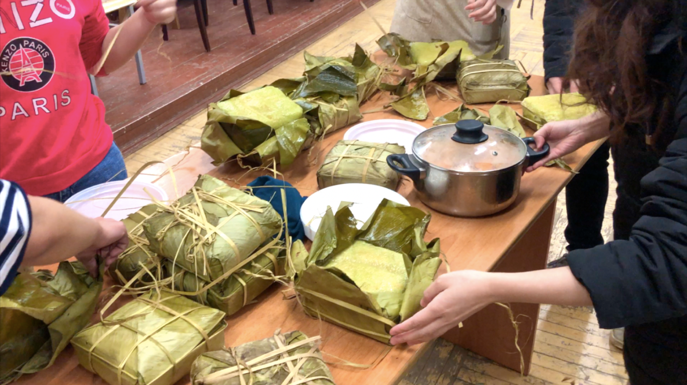 Sinh viên Việt Nam ở Nga gói bánh chưng đón Tết  ảnh 4 Sinh vien Viet Nam o Nga goi banh chung don Tet anh 4