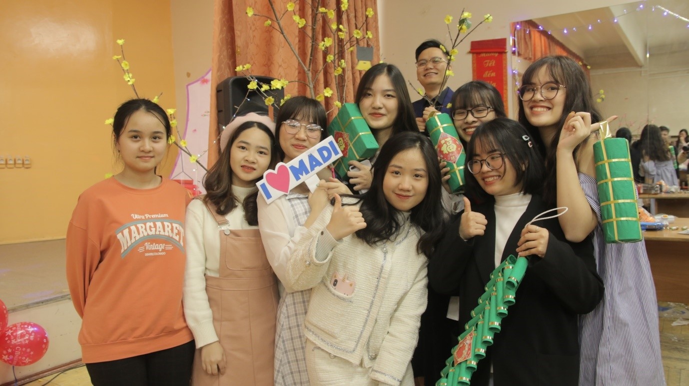 Sinh vien Viet Nam o Nga goi banh chung don Tet co truyen hinh anh