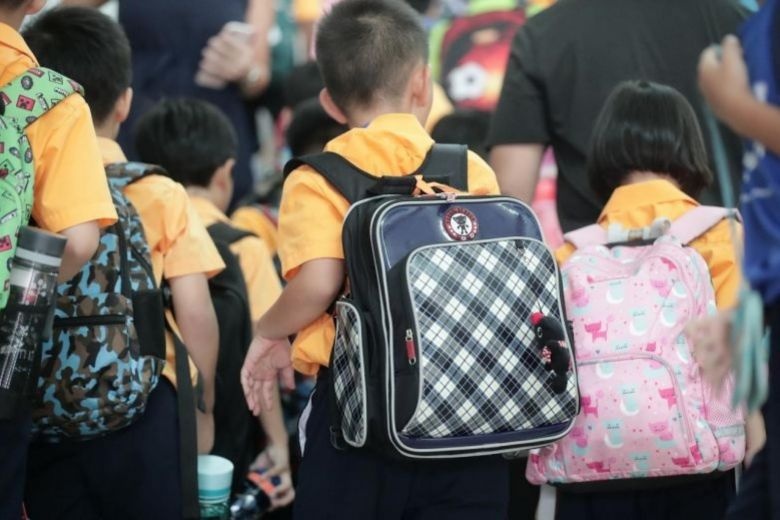 hoc sinh nghi hoc vi virus corona anh 1