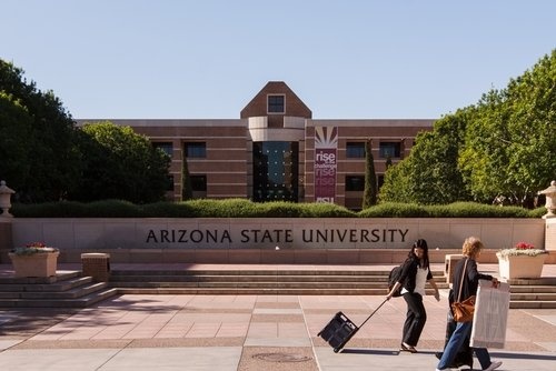 Sinh vien de nghi nghi hoc vi lo so virus corona anh 1