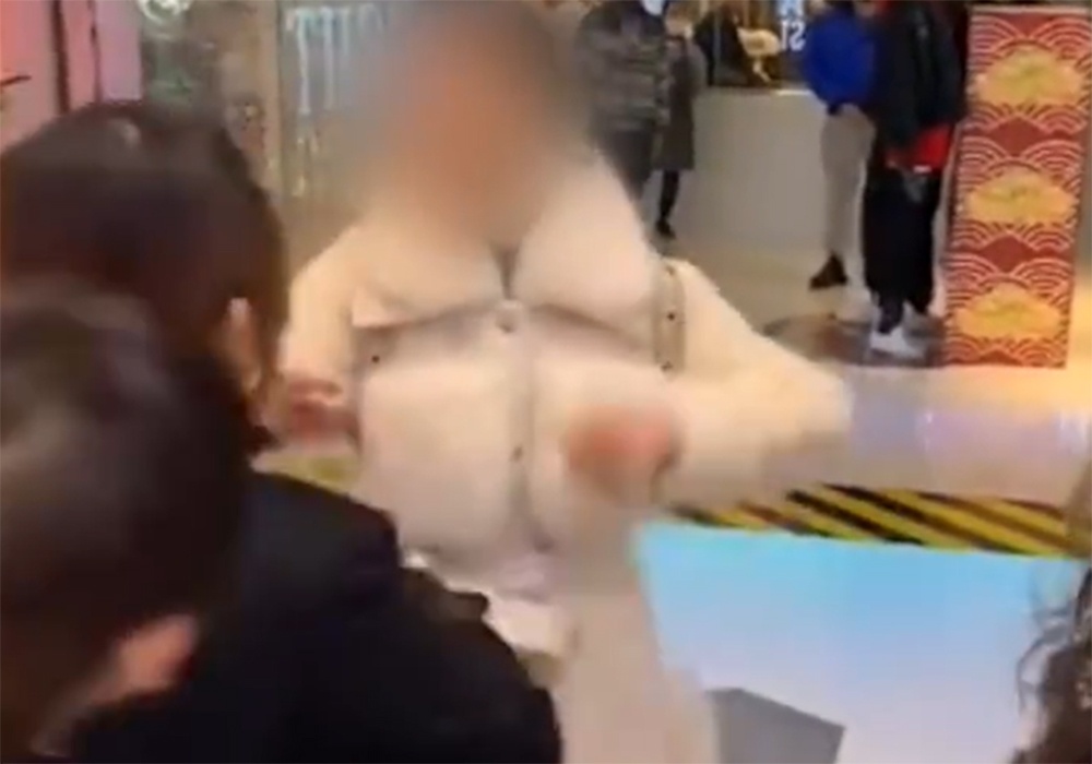 Nhom nguoi xo xat vi mot phu nu khong deo khau trang o Trung Quoc hinh anh