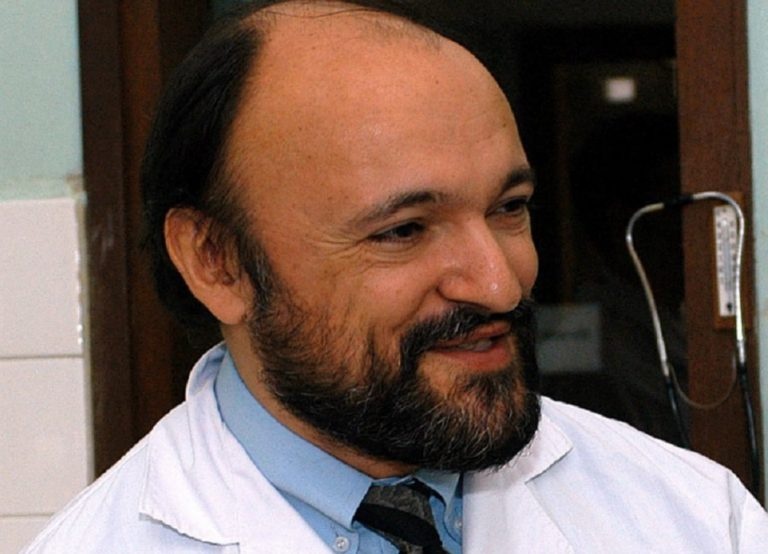 Bac si dau tien nhan dien dich SARS, danh doi mang song vi benh nhan hinh anh