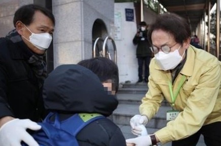 Han Quoc dong cua 336 truong hoc vi dich virus corona hinh anh