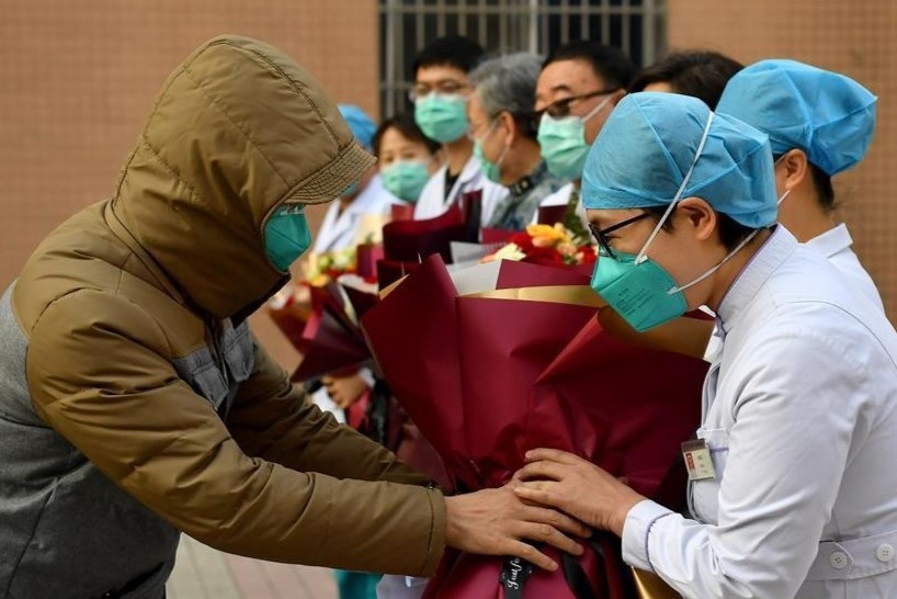 Benh nhan nhiem virus corona cam on bac si khi xuat vien hinh anh