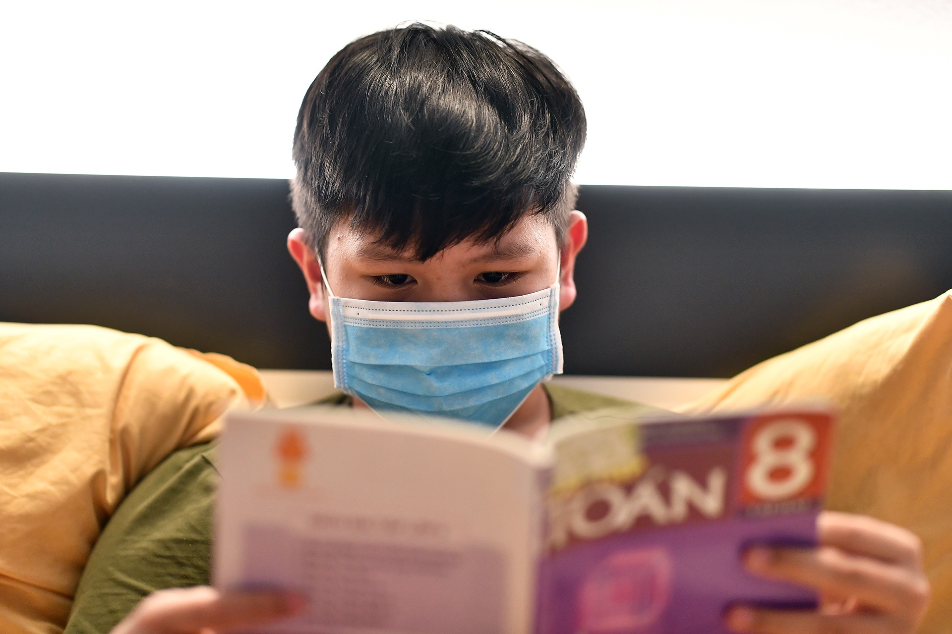 hoc sinh tiep tuc nghi hoc vi virus corona anh 1