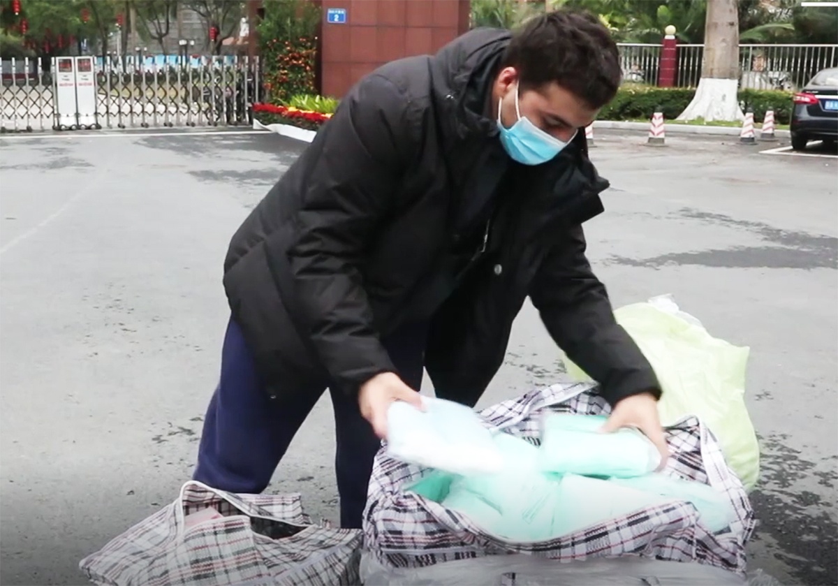 Du hoc sinh mang 15.000 khau trang tang ban be o Trung Quoc hinh anh