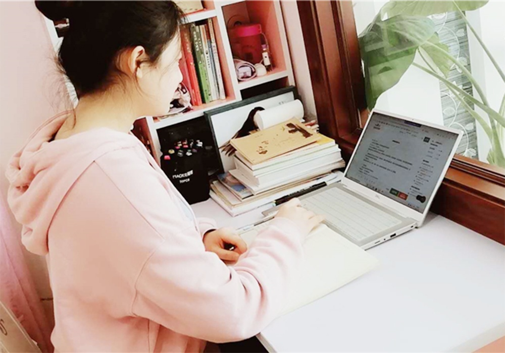 Sinh vien day mien phi cho con nhan vien y te trong mua dich Covid-19 hinh anh