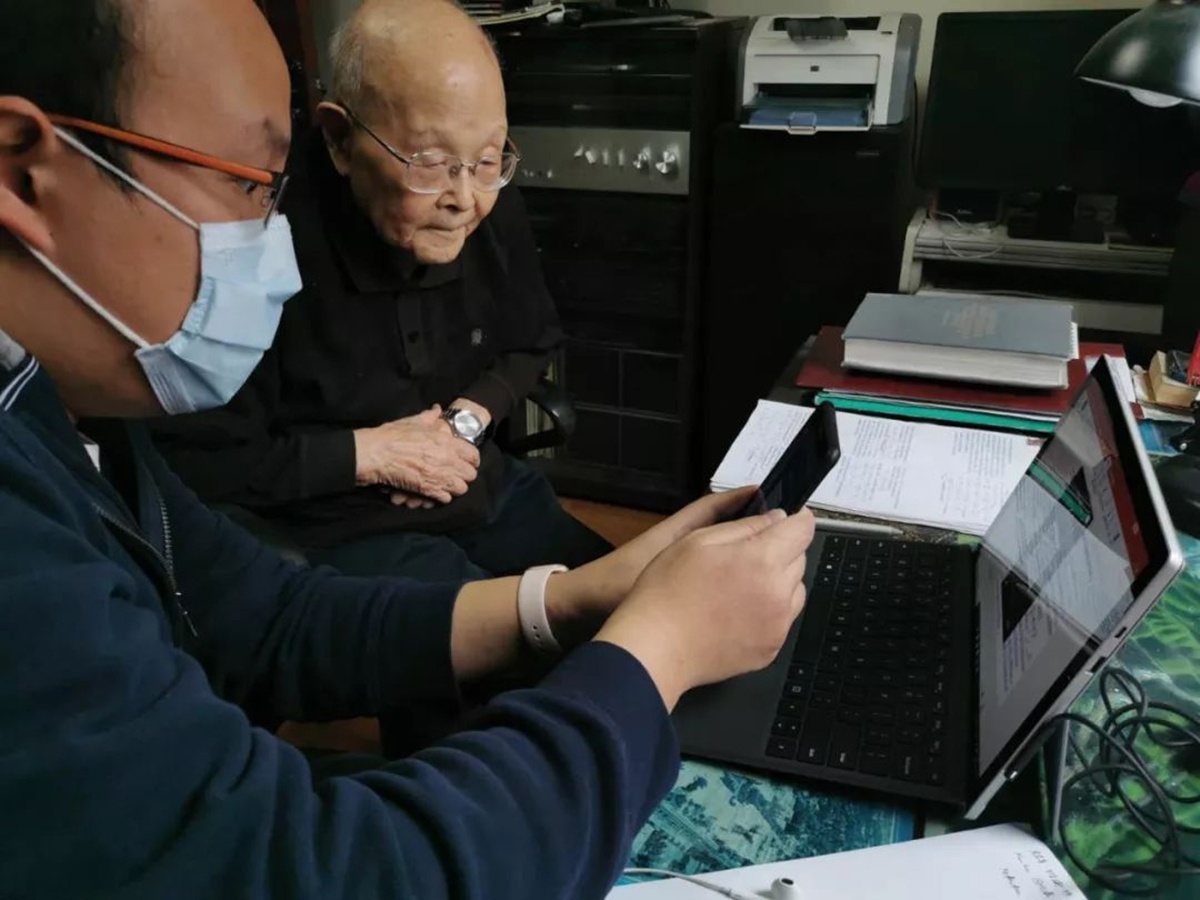 Giáo sư 95 tuổi dạy học online ảnh 2 Giao su 95 tuoi day hoc online anh 2