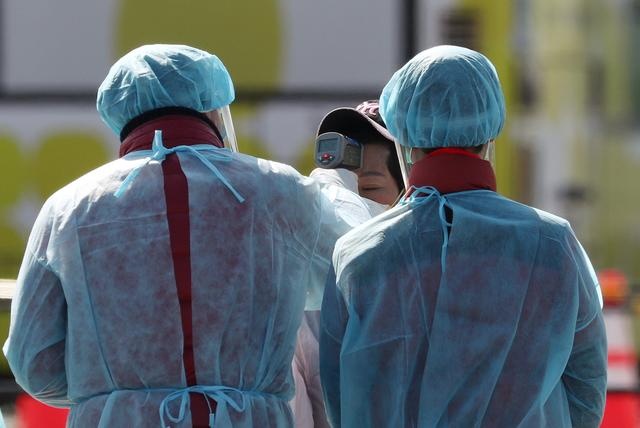 Nhan vien nha bep nhiem Covid-19 chia do an cho gan 200 hoc sinh Nhat hinh anh