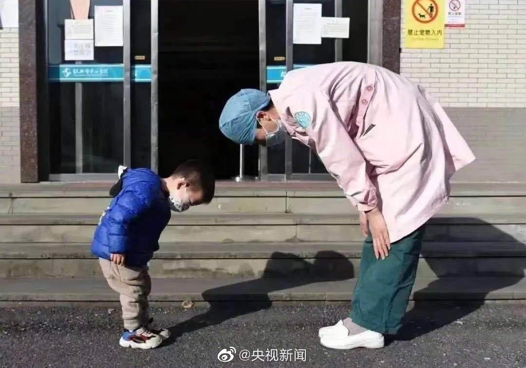 Cau be hai tuoi cui chao 'me y ta' anh 1