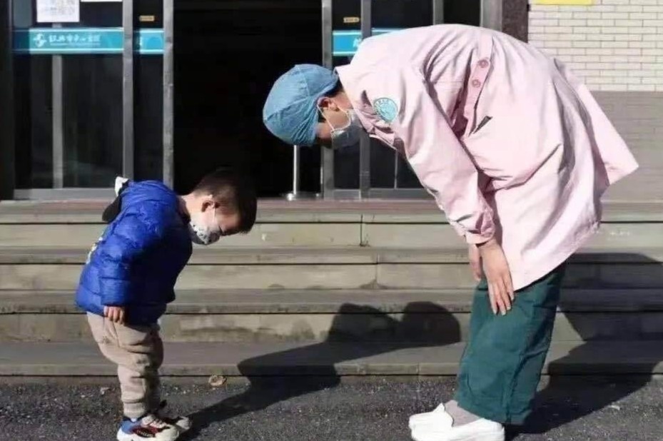 Cau be 2 tuoi cui chao 'me y ta' truoc khi xuat vien hinh anh