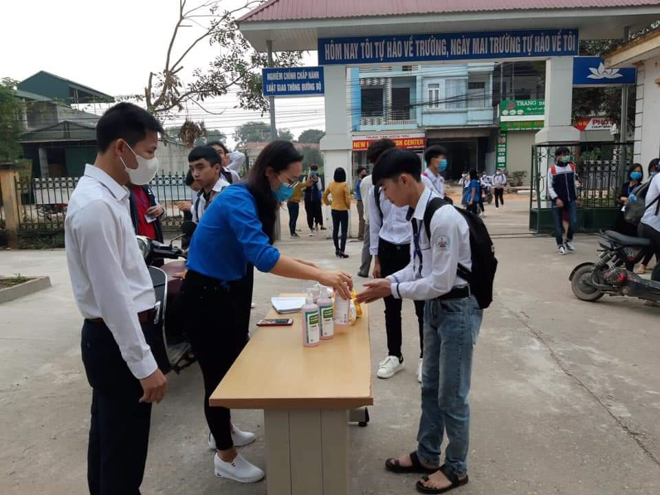 Học sinh Vĩnh Phúc được đo thân nhiệt  ảnh 7 Hoc sinh Vinh Phuc duoc do than nhiet anh 7