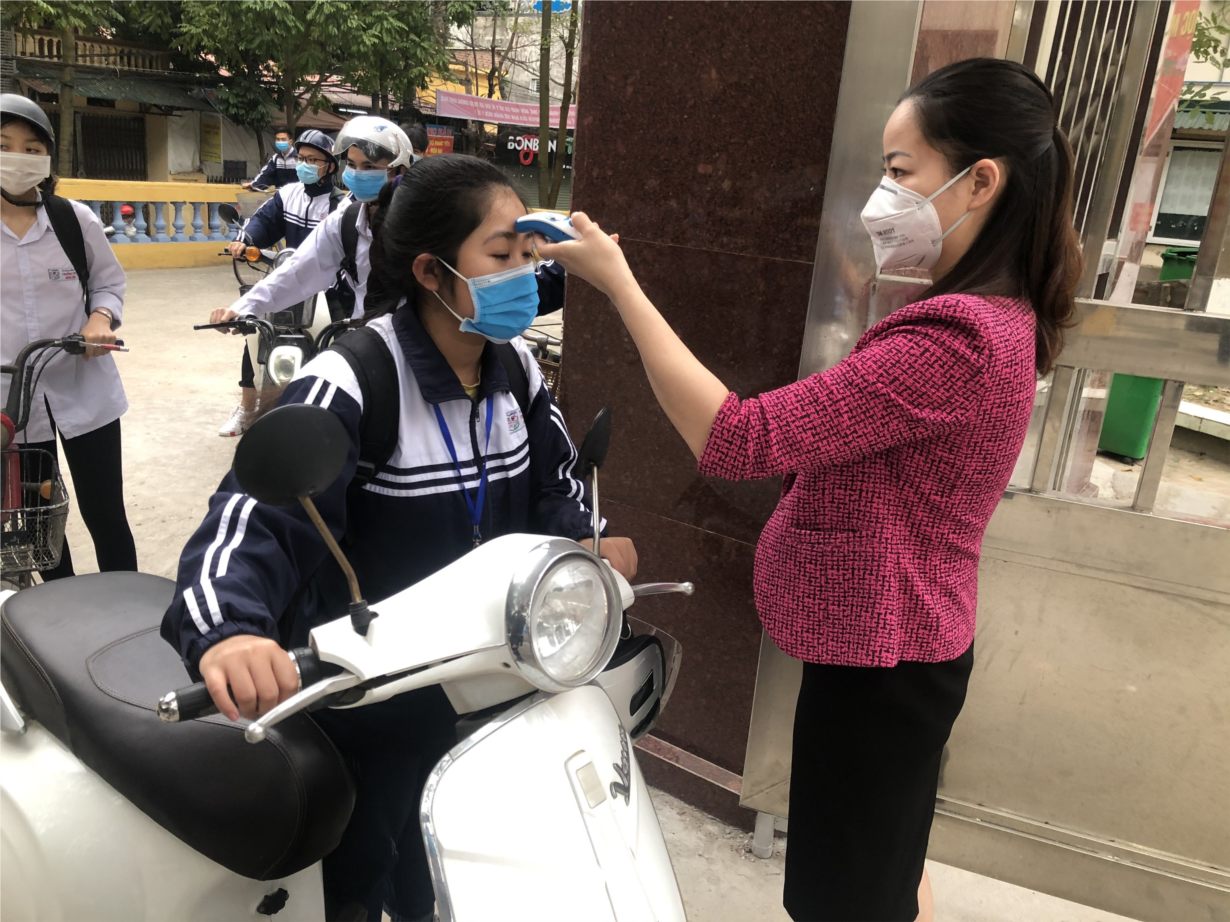 Học sinh Vĩnh Phúc được đo thân nhiệt  ảnh 1 Hoc sinh Vinh Phuc duoc do than nhiet anh 1