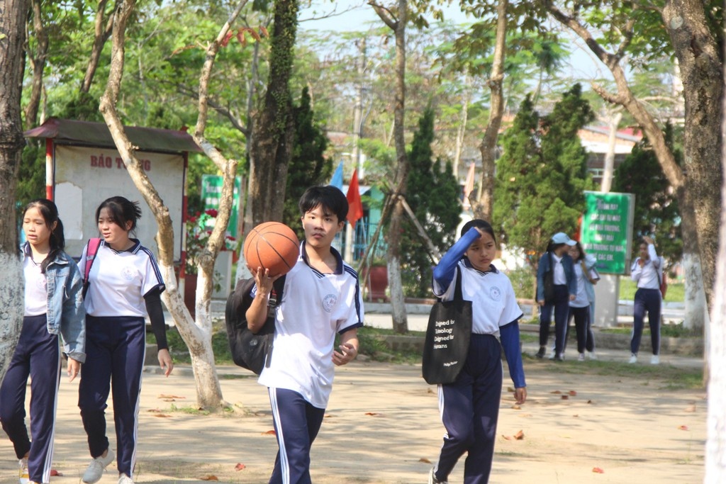 học sinh đi học trong ngày trở lại trường sau đợt nghỉ vì dịch ảnh 2 hoc sinh di hoc trong ngay tro lai truong sau dot nghi vi dich anh 2