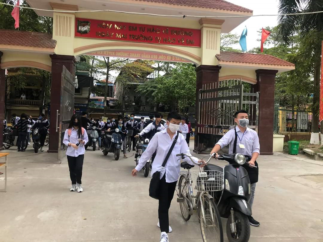 Học sinh Vĩnh Phúc được đo thân nhiệt  ảnh 2 Hoc sinh Vinh Phuc duoc do than nhiet anh 2