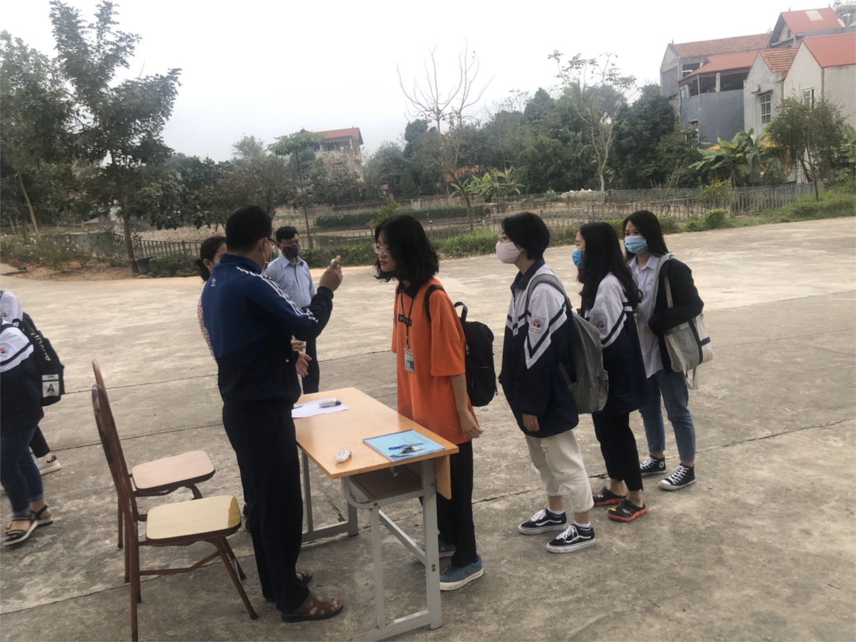 Học sinh Vĩnh Phúc được đo thân nhiệt  ảnh 6 Hoc sinh Vinh Phuc duoc do than nhiet anh 6