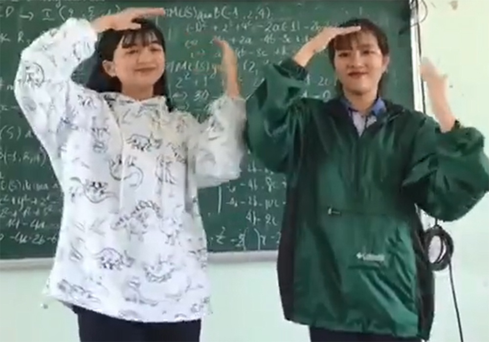 Nu sinh nhay vu dieu rua tay tren nen nhac 'Ghen Co Vy' hinh anh