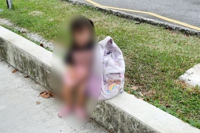 Be gai o Singapore bi bo mac ben duong hinh anh