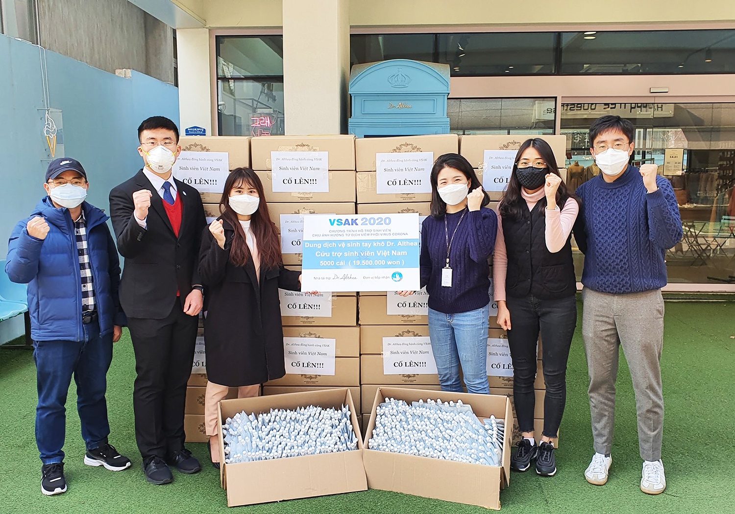 Sinh vien Viet Nam gui 5.000 chai nuoc rua tay toi tam dich o Han Quoc hinh anh