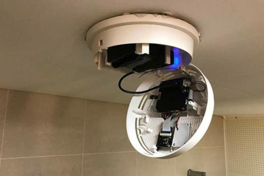 Nam sinh bi bat vi lap camera an trong nha ve sinh nu hinh anh