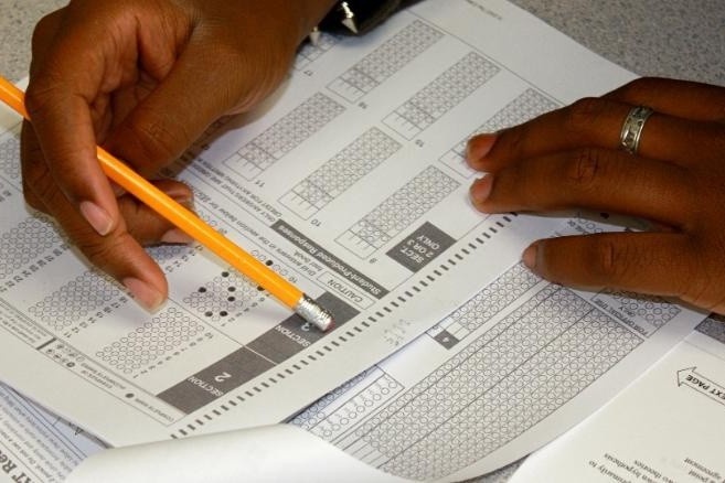 Huy thi SAT toan cau vi dich Covid-19 hinh anh