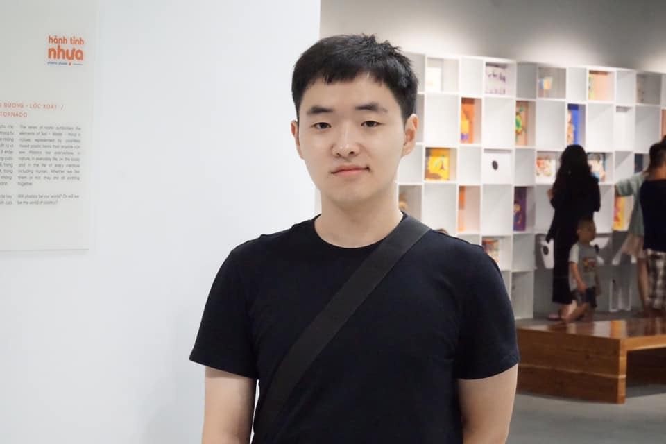 Nam sinh Han Quoc dich mien phi cho nguoi Viet anh 1