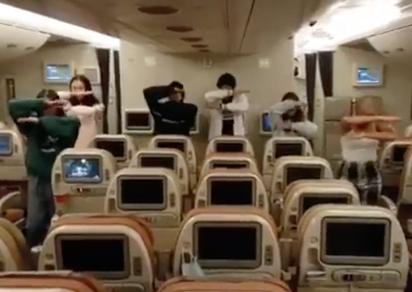 Du hoc sinh nhay mua tren chuyen bay cuoi cung ve nuoc hinh anh