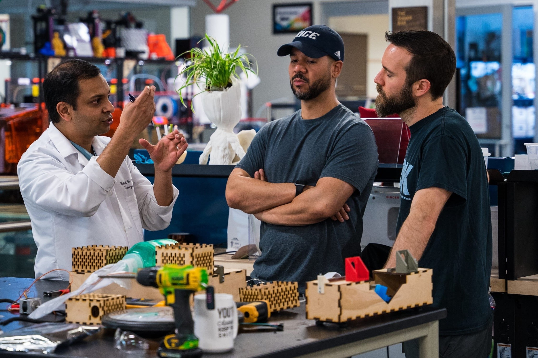 Dai hoc My che tao may tho gia re de chong dich Covid-19 hinh anh