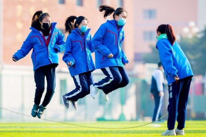 Trung Quoc mo cua truong hoc, kiem dich nghiem ngat hinh anh