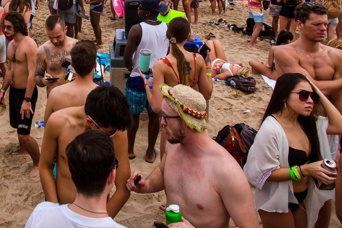 Du lich khi dich Covid-19 bung phat, 44 sinh vien nhiem virus corona hinh anh