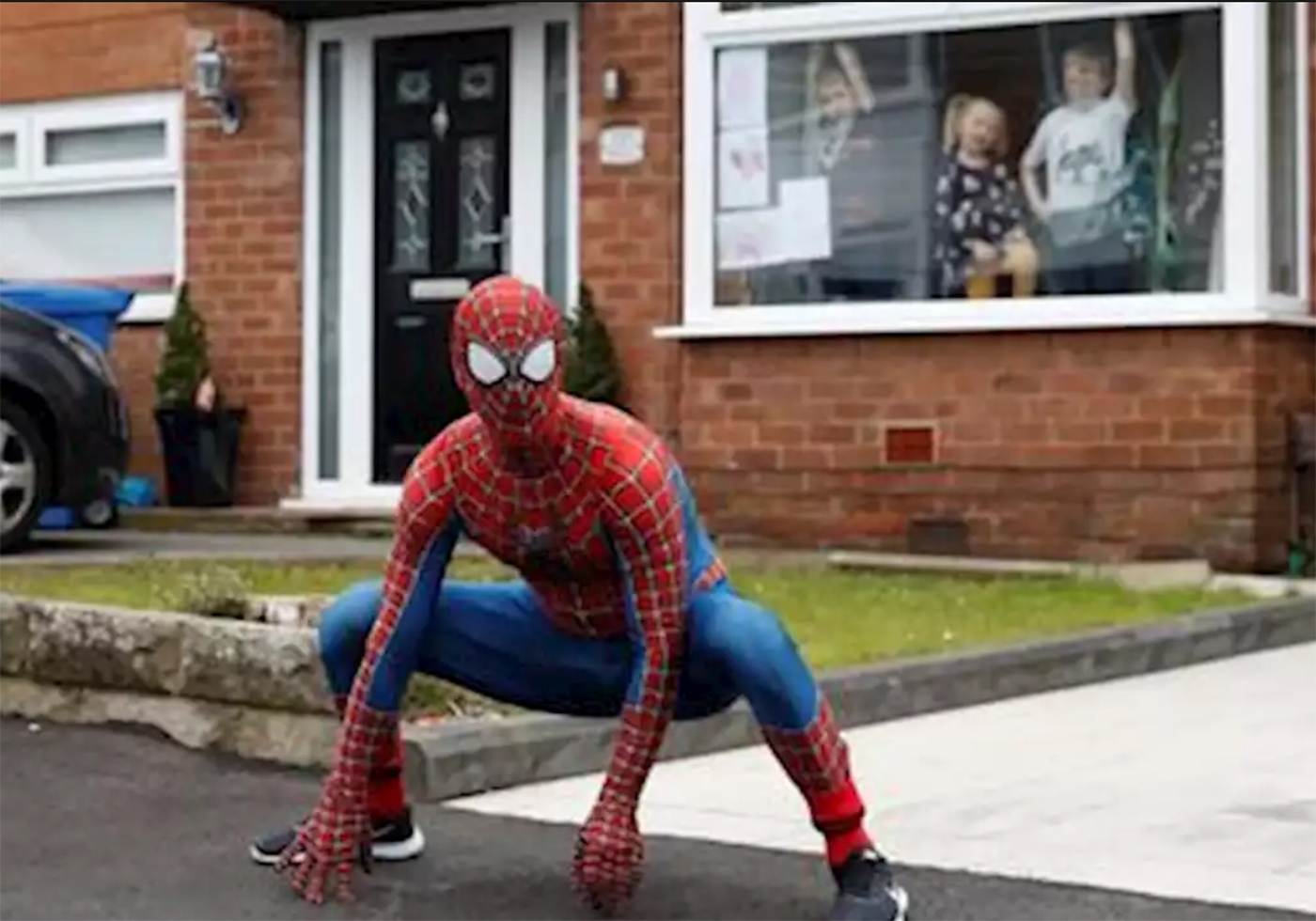 Thay giao day vo hoa trang thanh Nguoi Nhen, giup tre giai tri hinh anh