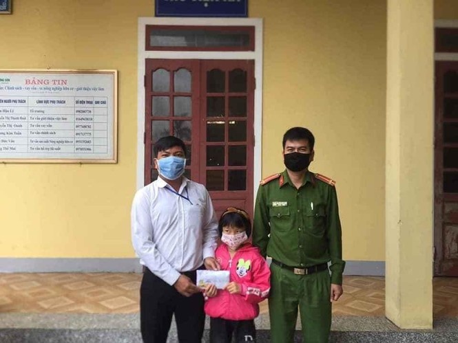 Giao vien ung ho nua tan gao anh 1