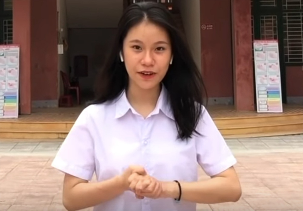 Nu sinh lop 11 thuyet trinh ve phong dich Covid-19 bang tieng Anh hinh anh