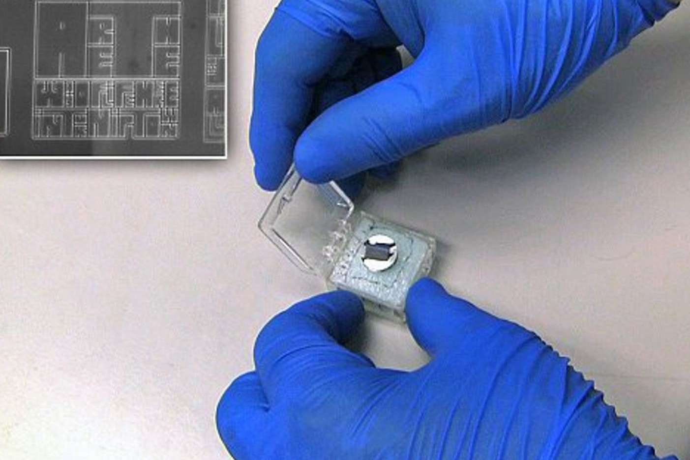 Sach nho nhat the gioi, doc bang kinh hien vi dien tu hinh anh