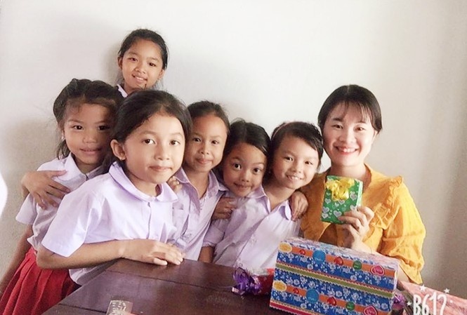 Co giao tinh nguyen o Lao va la thu tu noi cach ly hinh anh