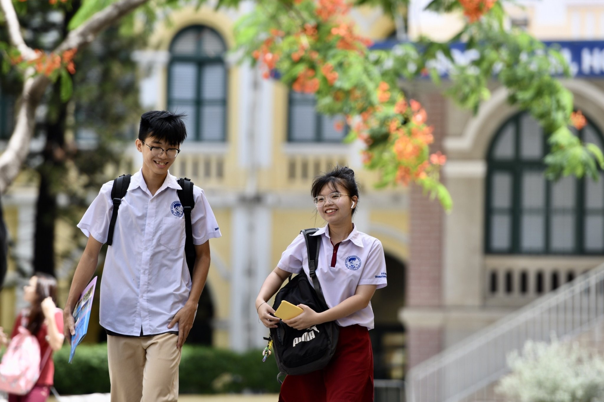 Học sinh ngồi cách nhau 2 m ảnh 1 Hoc sinh ngoi cach nhau 2 m anh 1